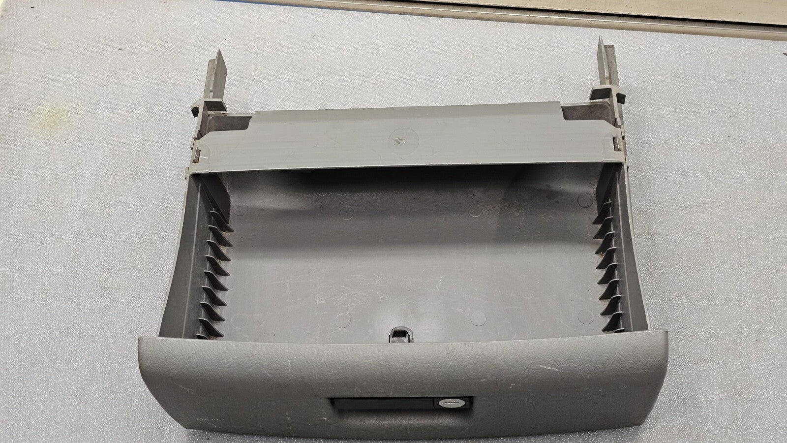 🔥01-07 CARAVAN TOWN COUNTRY DASH GLOVE BOX COMPARTMENT LID COVER ASSEMBLY GRAY