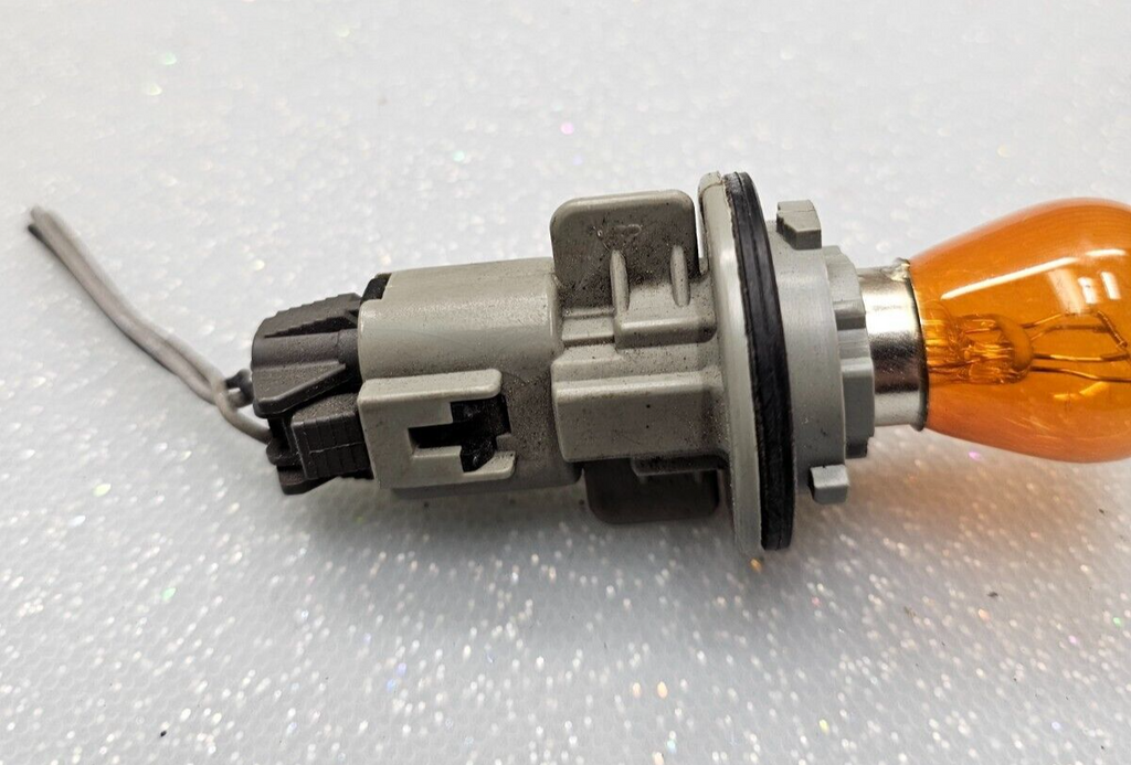08-13 Nissan Rogue 99-04 Infiniti Turn Signal Light Bulb Socket Corner Flasher