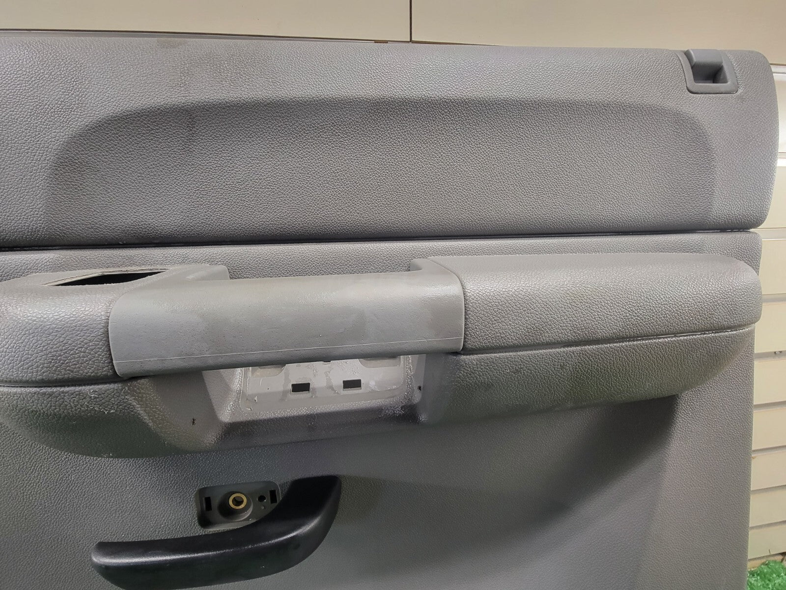 🔥07-09 Chevy Silverado Avalanche GMC Sierra Passenger Front Door Panel GRAY D19