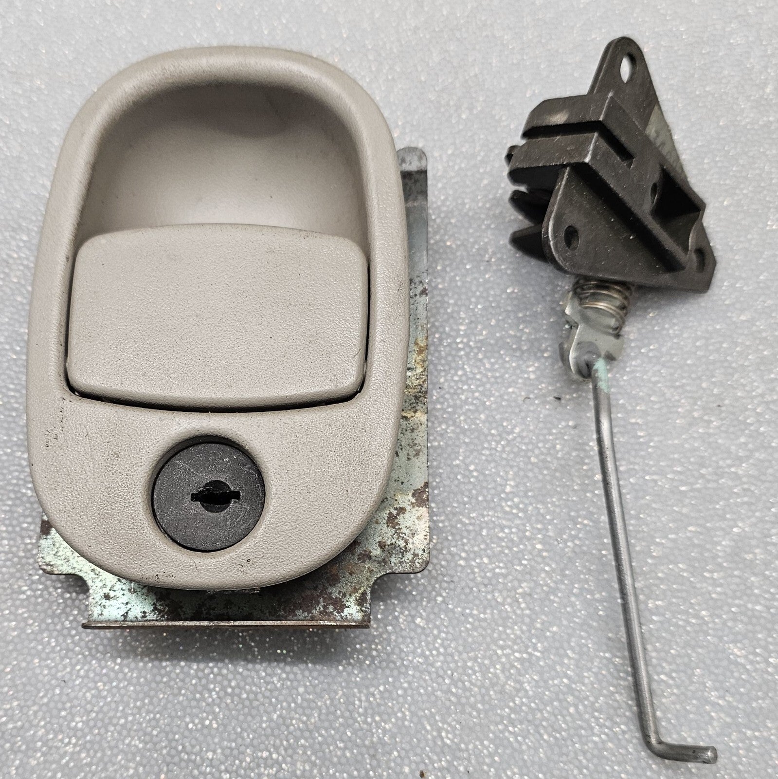 🔥2005-2009 Chevrolet Equinox GLOVE BOX LATCH LIGHT GREY