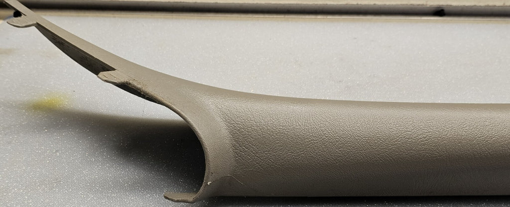 99-06 SILVERADO SIERRA Roof Molding A PILLAR Trim RIGHT Passenger LIGHT GRAY P3