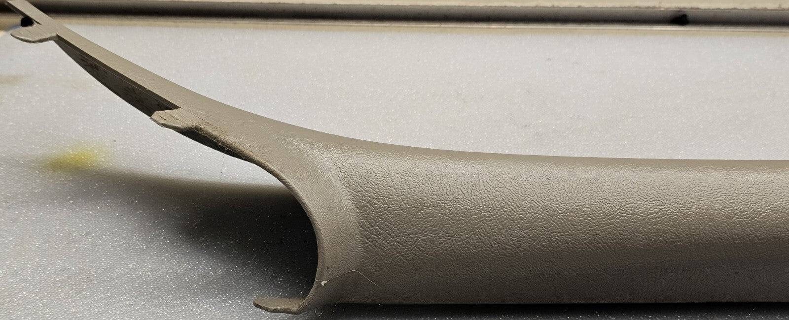 99-06 SILVERADO SIERRA Roof Molding A PILLAR Trim RIGHT Passenger LIGHT GRAY P3