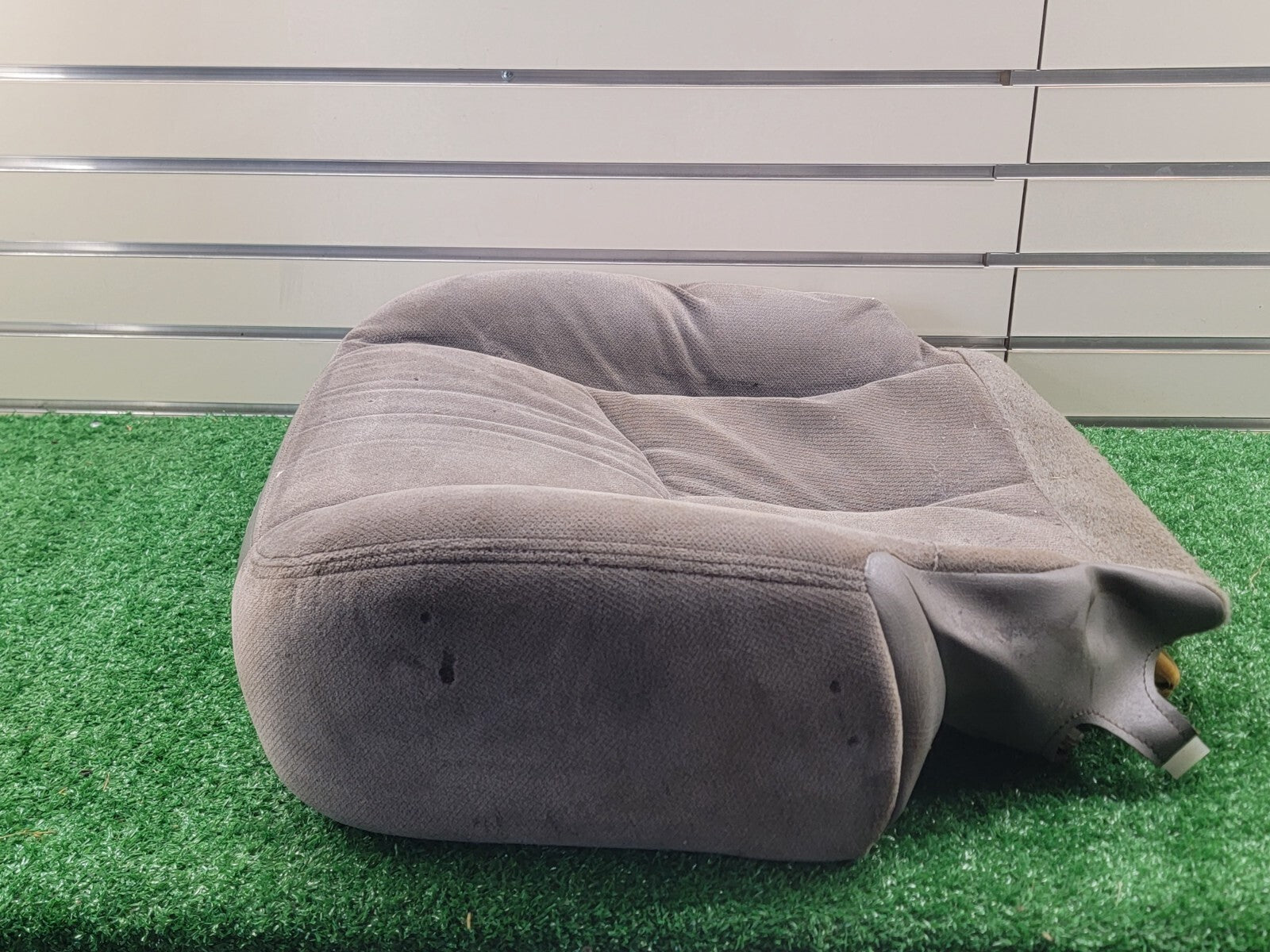 🔥99-06 Chevy Silverado Tahoe Sierra  bottom seat cloth front right V3 Tan