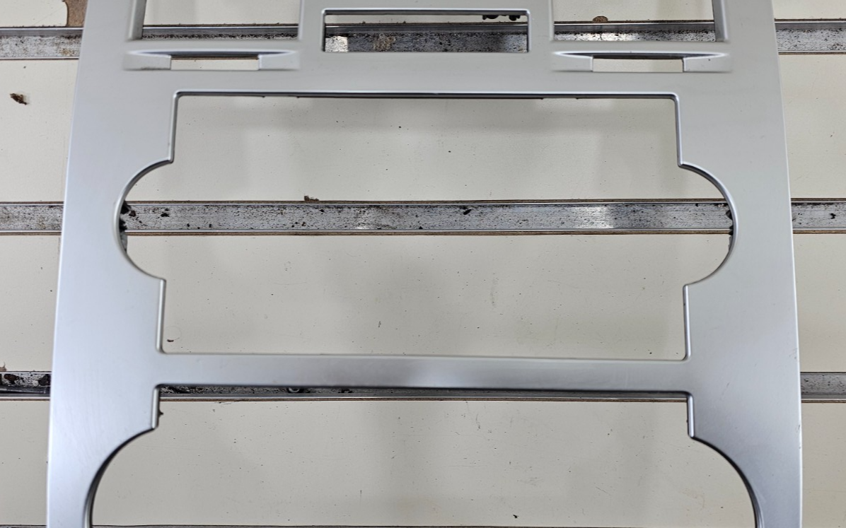 05-07 CHRYSLER 300 RADIO BEZEL CENTER AIR VENTS Storage CARBON SILVER B16