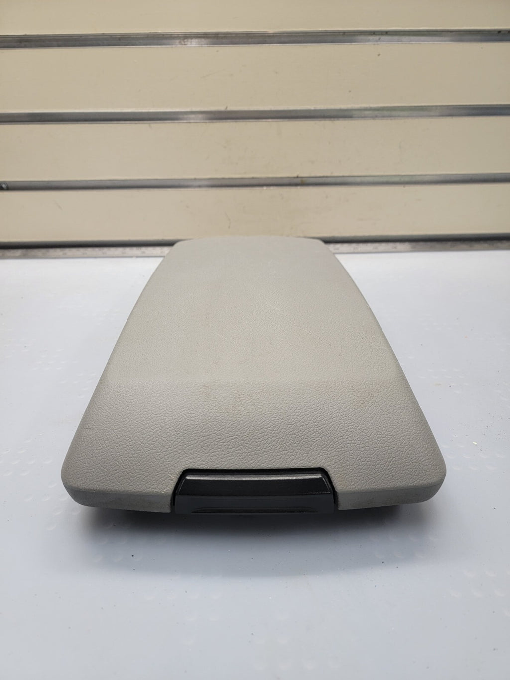 05-07 Chrysler 300 Dodge CHARGER Center Console ARMREST Lid Cover LIGHT GRAY L28