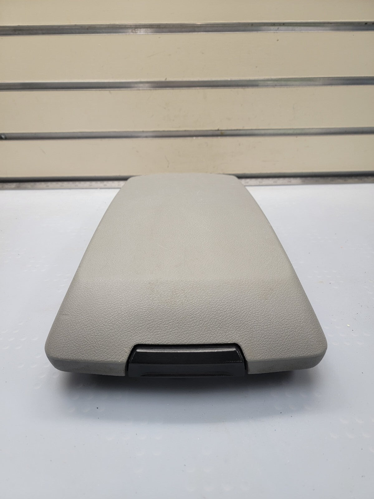 05-07 Chrysler 300 Dodge CHARGER Center Console ARMREST Lid Cover LIGHT GRAY L28