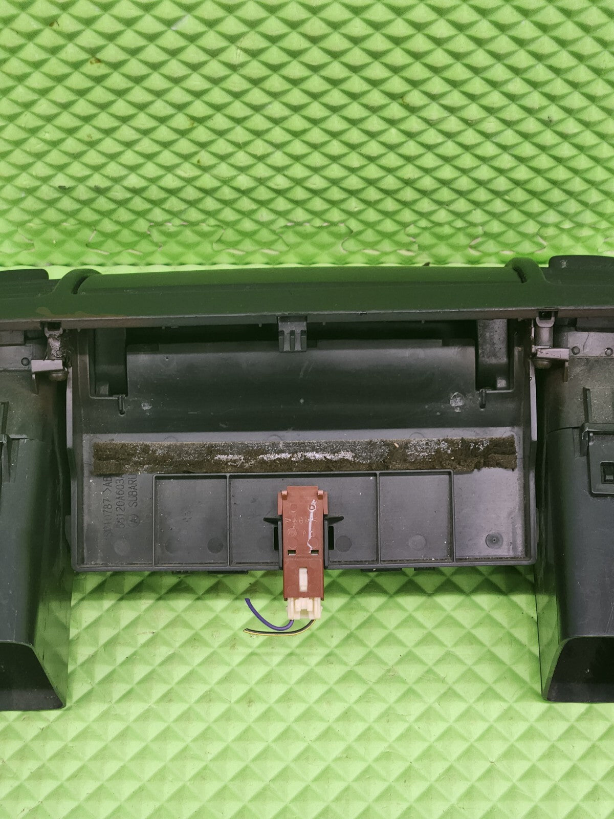 05-09 Subaru Legacy Outback Center Dash Trim Bezel Vents Clock Storage OEM B31