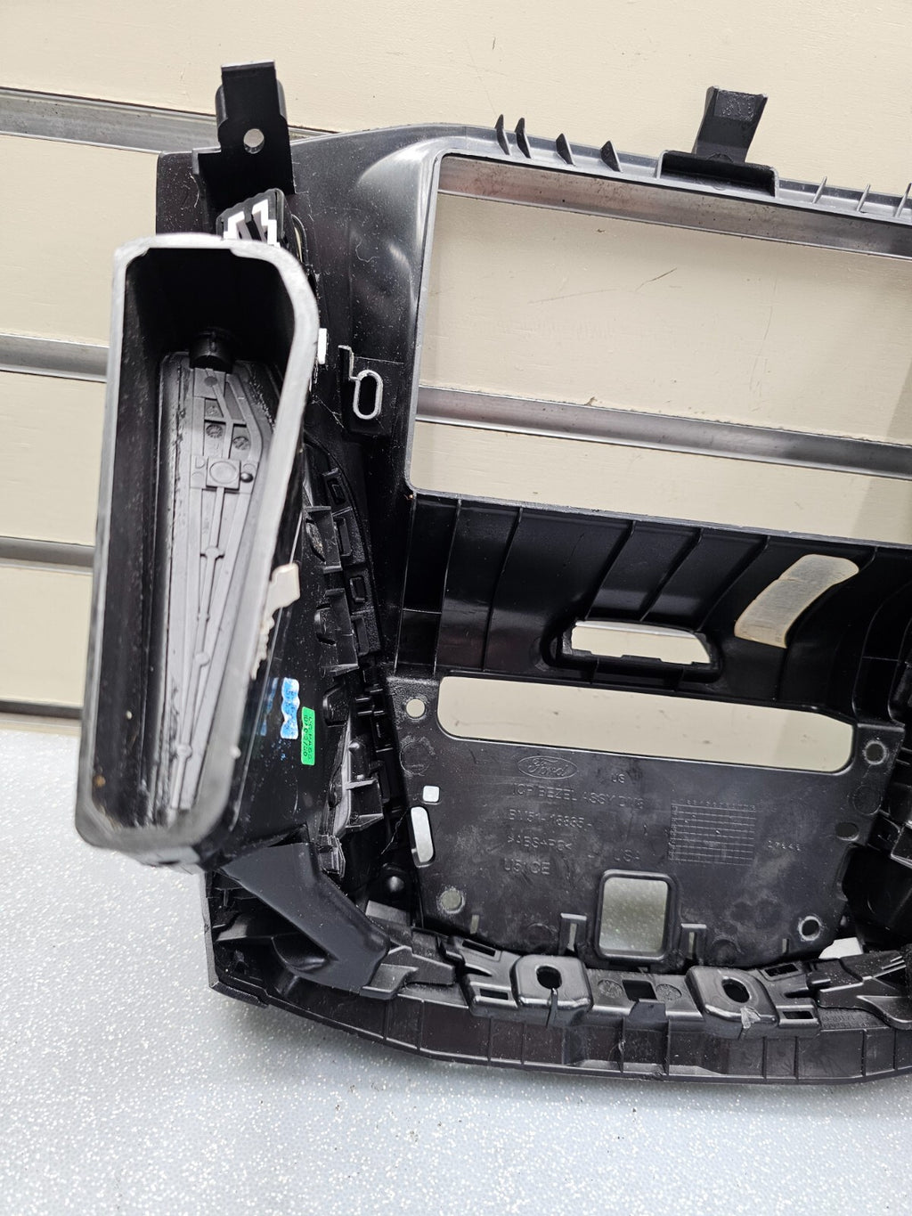 🔥12-14 FORD FOCUS CENTER DASH RADIO DISPLAY PANEL SURROUND BEZEL TRIM BLACK OEM