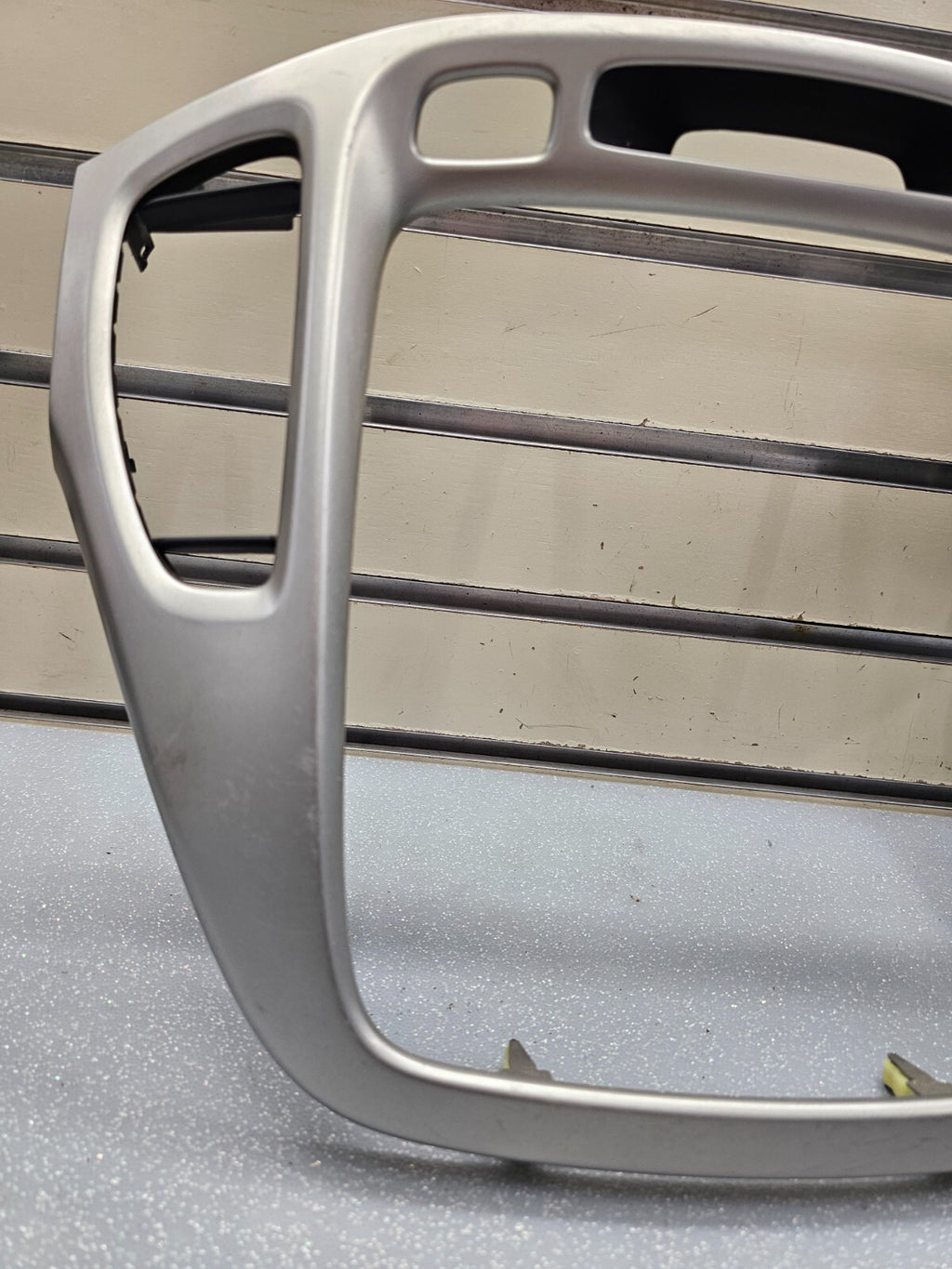 01-07 TOYOTA HIGHLANDER CENTER DASH RADIO CLIMATE TRIM SURROUND BEZEL SILVER B66