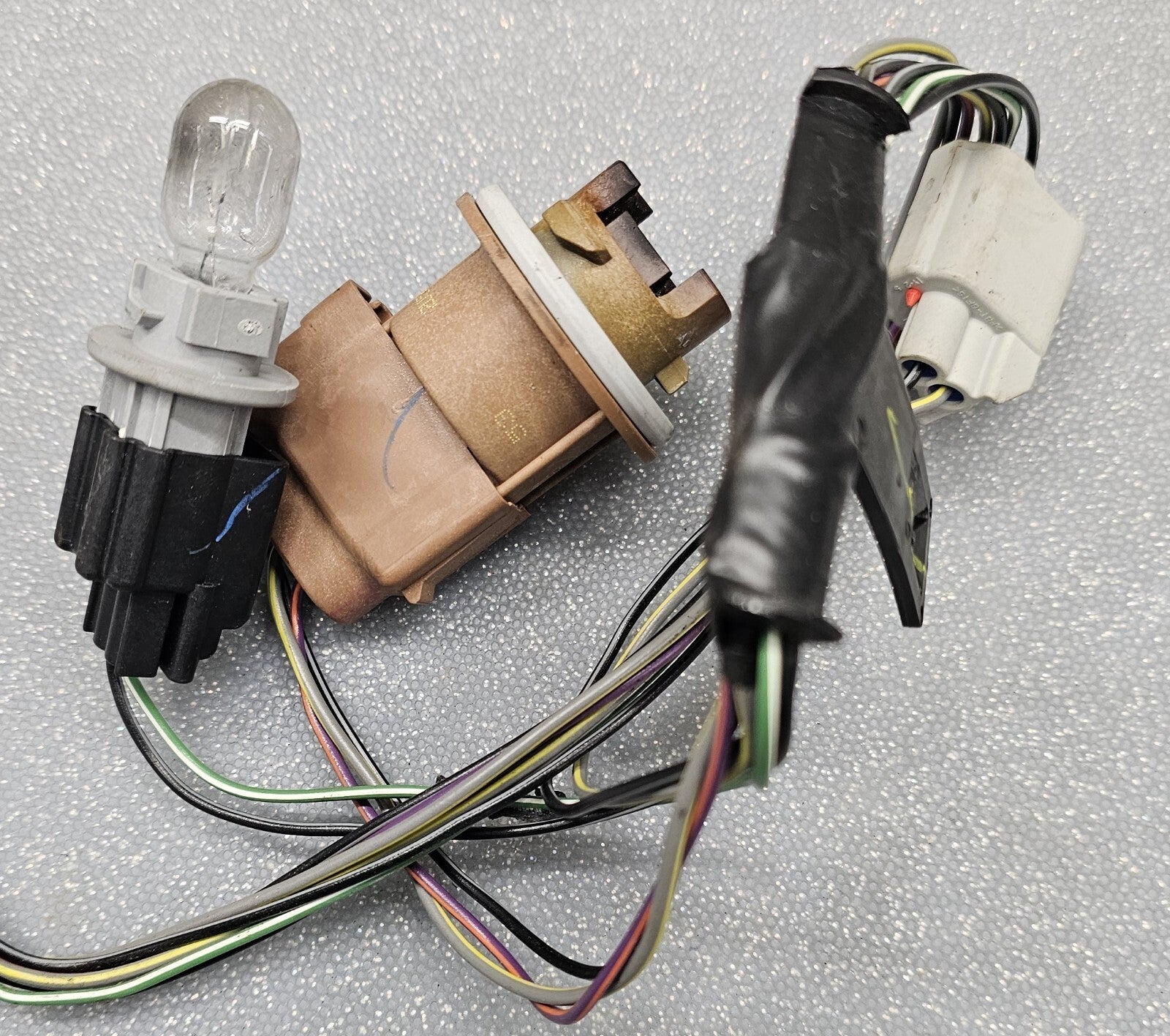 🔥08-11 FORD FOCUS HEADLIGHT BULB SOCKET PLUG CONNECTOR WIRING HARNESS PIGTAIL