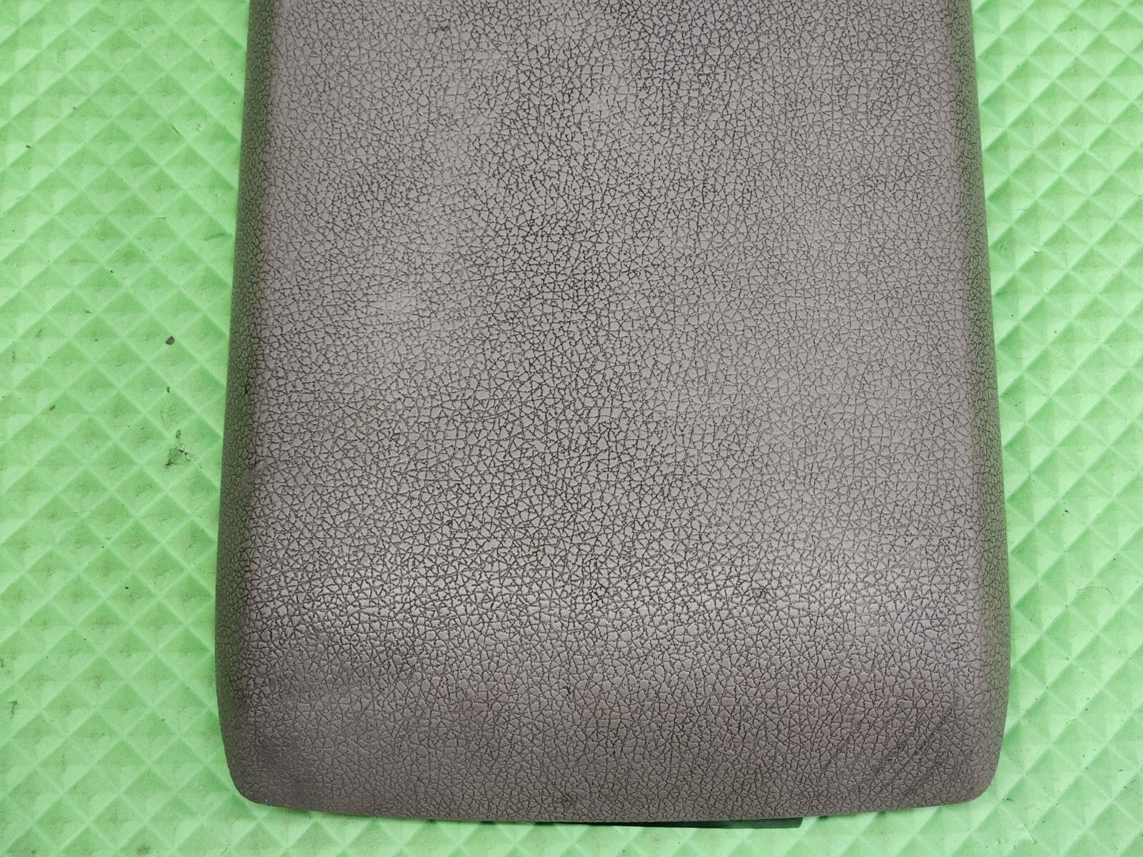 06-09 FORD EXPLORER MERCURY MOUNTINEER CENTER CONSOLE ARM RESTER LID DARK GRAY