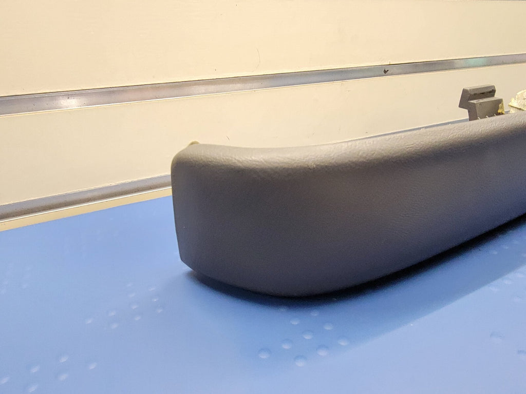 03-06 Silverado SIERRA TAHOE Door Panel ARMREST Front right Handle graphite H2