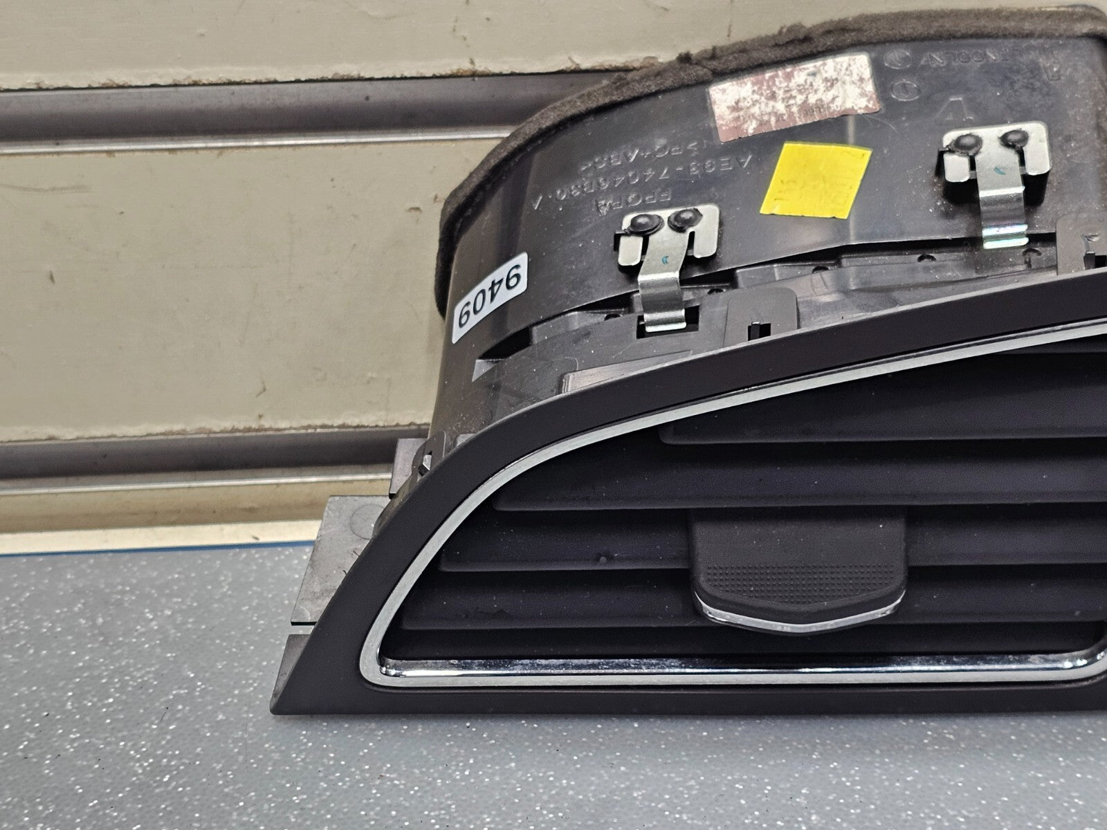 10-12 Lincoln MKT Dash Navigation Right Passenger Trim Air Vent Heater Black OEM