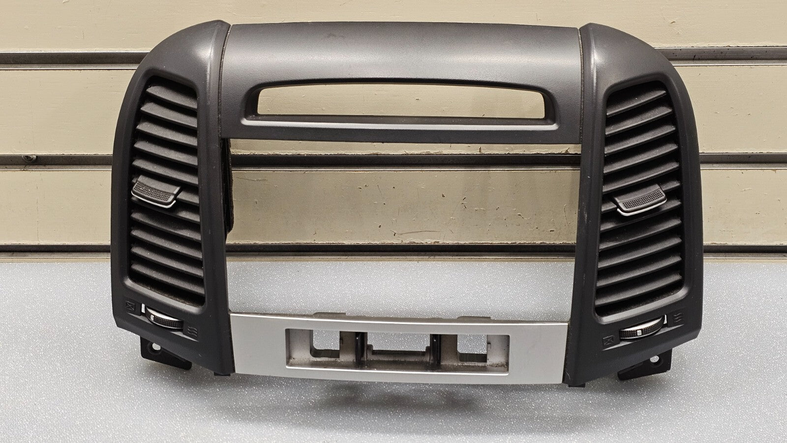 07-12 Santa Fe Dash AM FM Radio Stereo Audio Bezel Climate Trim Panel Black B53