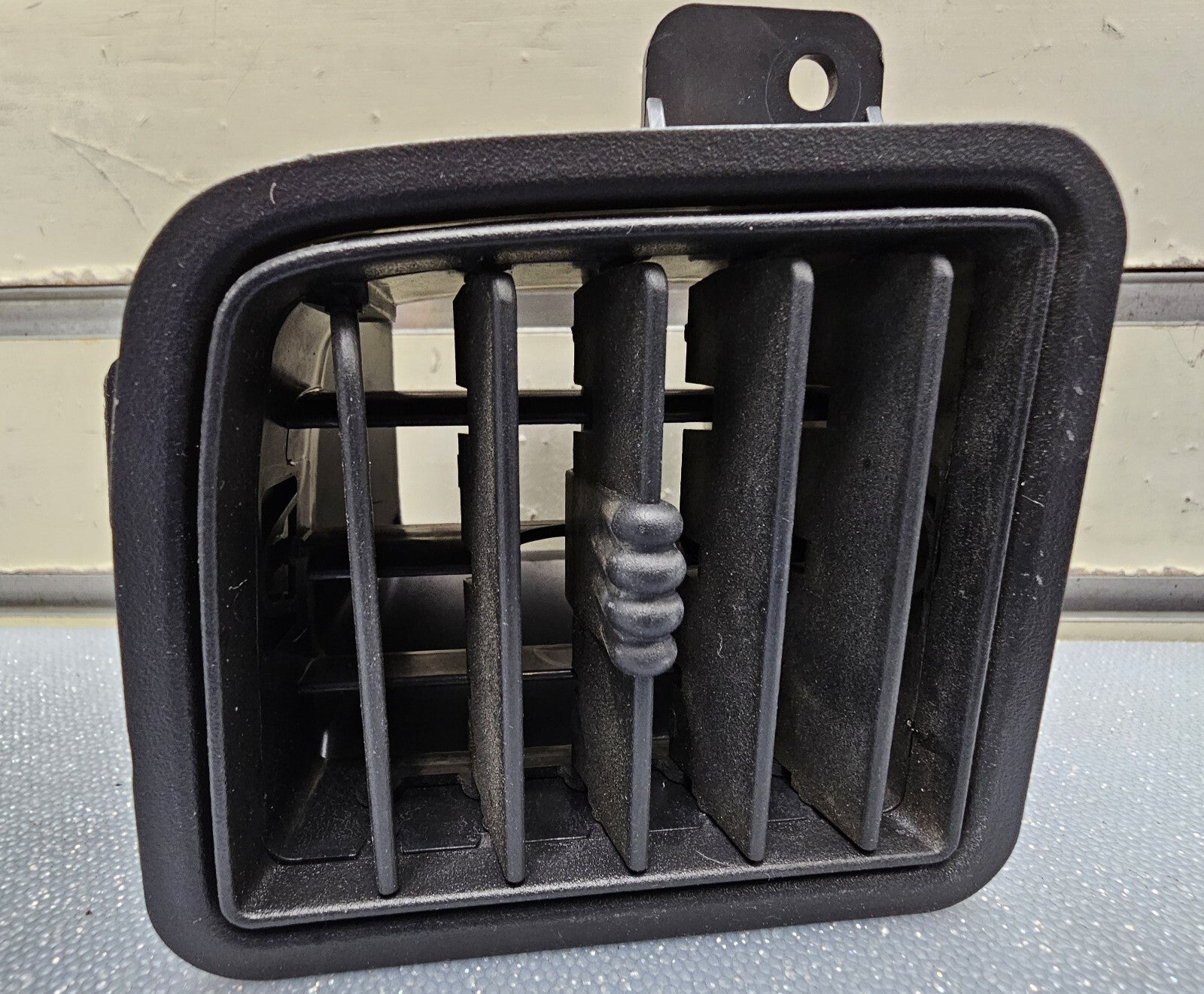 99-06 Silverado Sierra Dash Air Vent Left Driver Heater Climate Temperature OEM