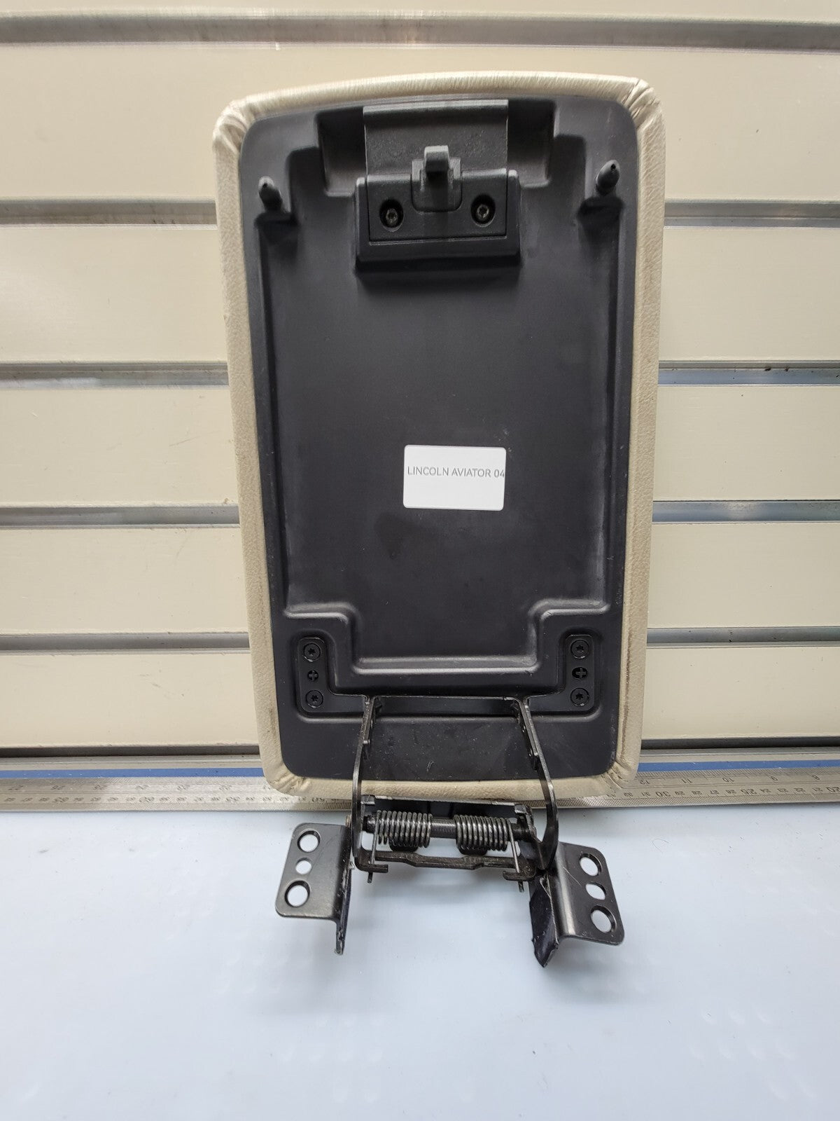🔥2003-2005 LINCOLN AVIATOR CENTER CONSOLE LID ARMREST TAN