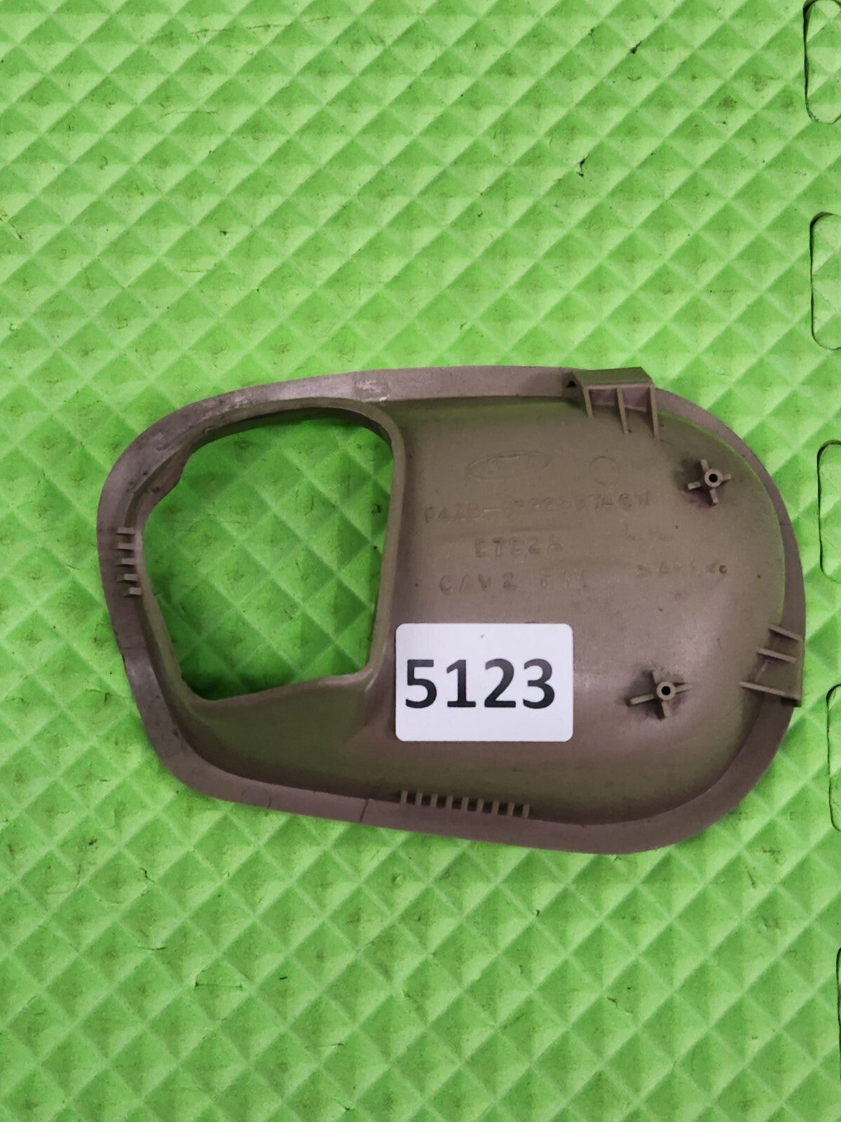 🔥1994-2004 Ford Mustang AGW PASSENGER DOOR RIGHT HANDLE CUP BEZEL TAN