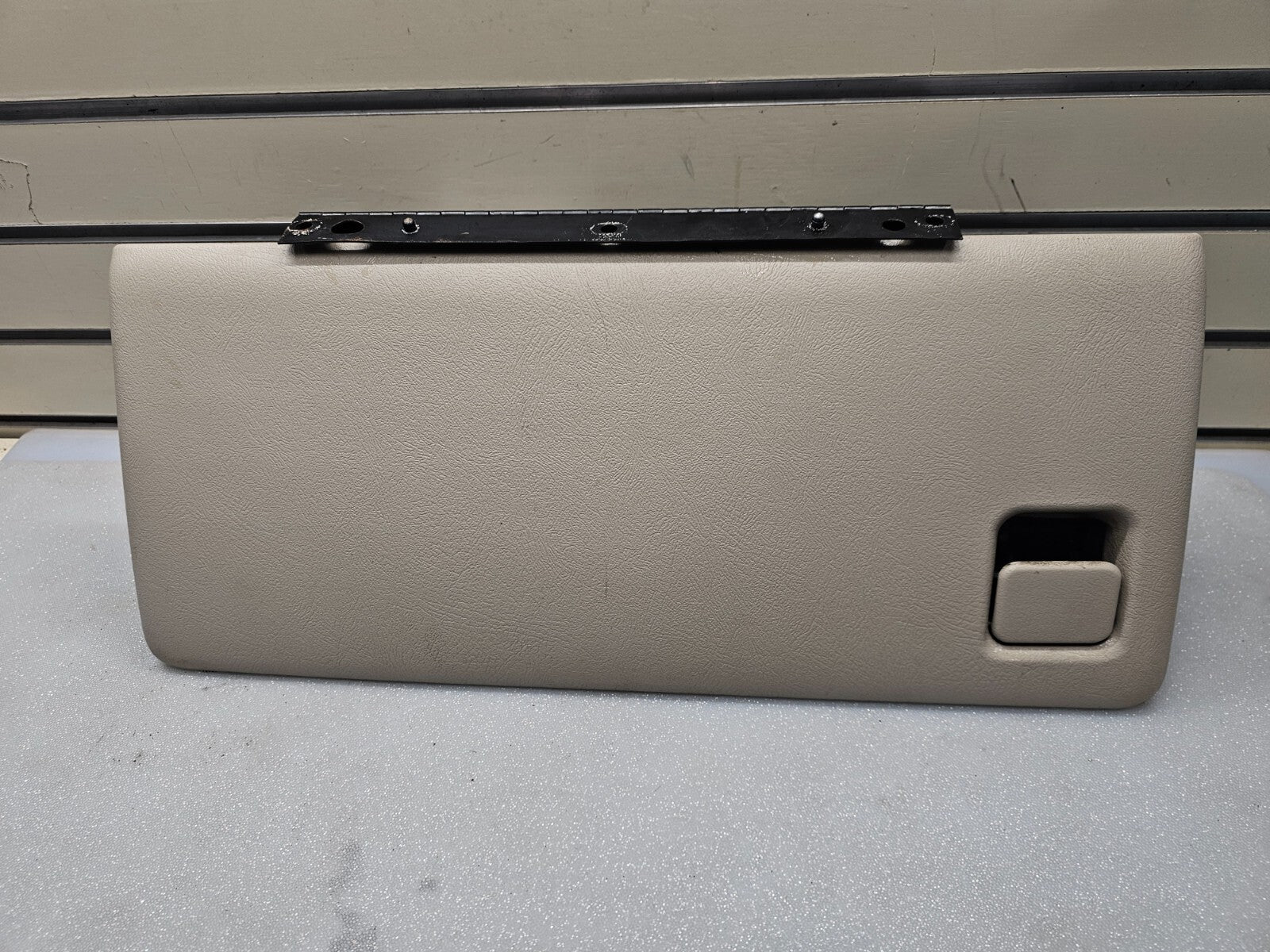 🔥99-06 SILVERADO SIERRA Dash GLOVE BOX Storage Compartment Assembly LID TAN G3