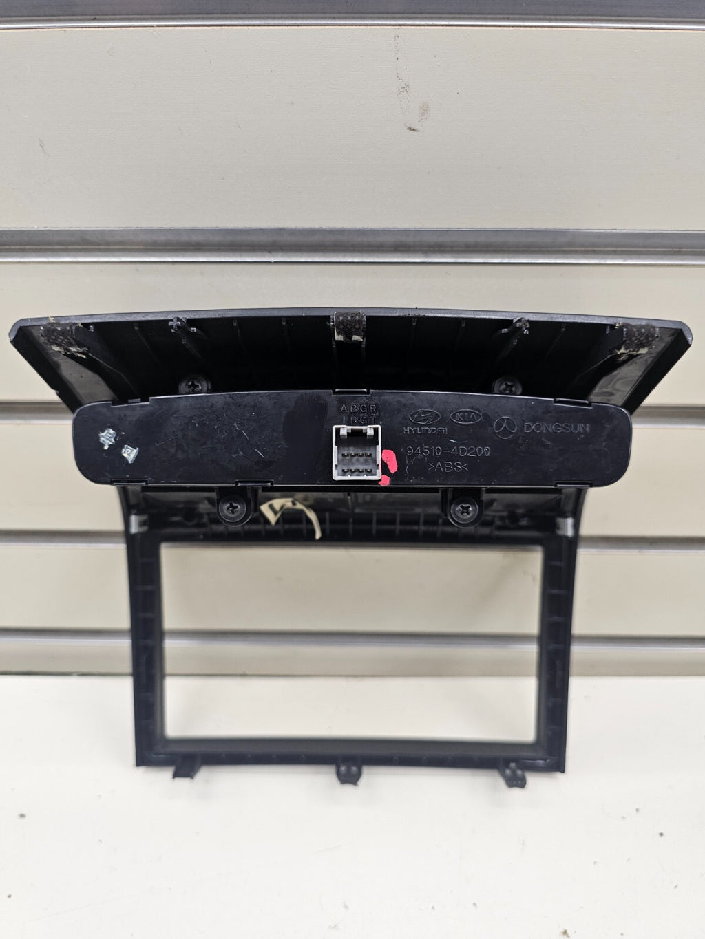 06-14 Kia Sedona Center Dash Radio Bezel Trim Panel Digital Clock Molding Black