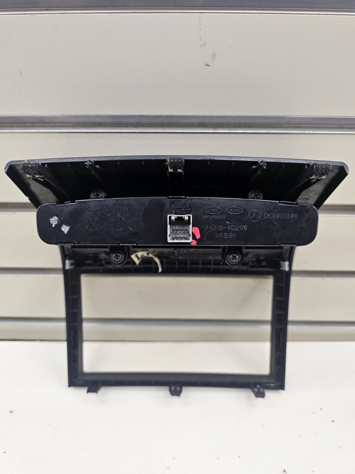06-14 Kia Sedona Center Dash Radio Bezel Trim Panel Digital Clock Molding Black