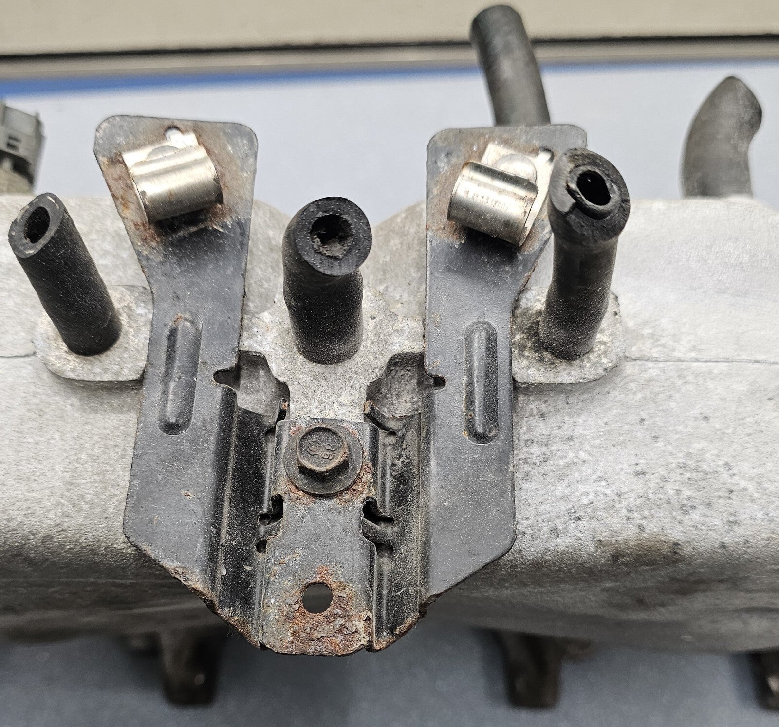 91-06 Jeep Cherokee Wrangler TJ 4.0 High Output Plenum Bare Intake Manifold OEM
