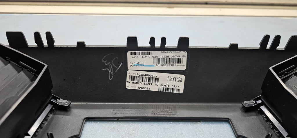 🔥05-07 Jeep Grand Cherokee Dash AM FM RADIO STERE0 TRIM BEZEL PANEL Gray B30