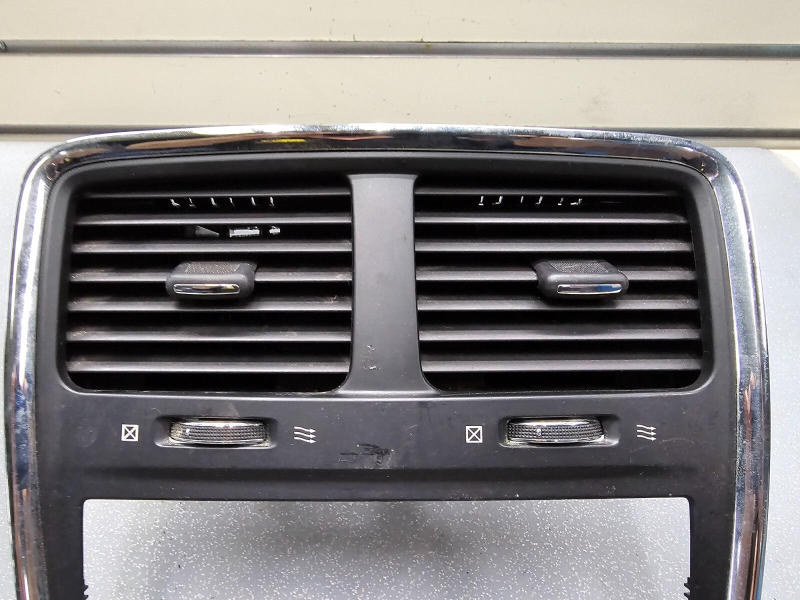 12-20 DODGE CARAVAN CENTER DASH RADIO SUUROUND BEZEL CLIMATE CONTROL TRIM PANEL