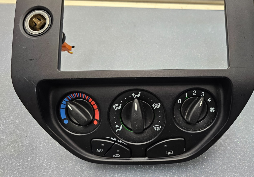 🔥05-07 FOCUS CENTER DASH RADIO STEREO CLIMATE CONTROL BEZEL TRIM PANEL BLACK