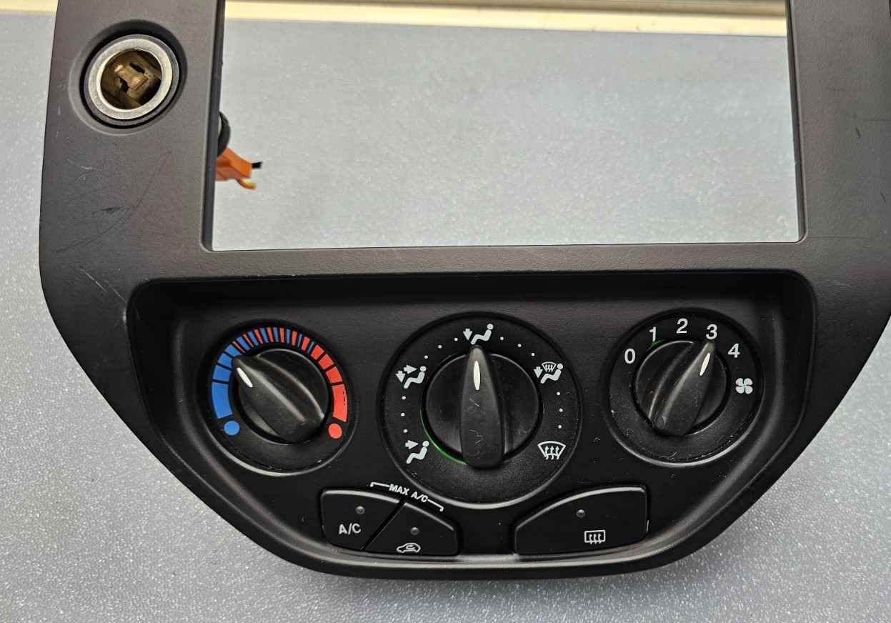🔥05-07 FOCUS CENTER DASH RADIO STEREO CLIMATE CONTROL BEZEL TRIM PANEL BLACK