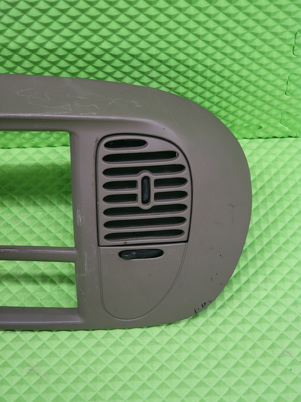 🔥97-03 Ford F150 Center Dash Radio Climate BEZEL Trim Panel Line Light Tan B1