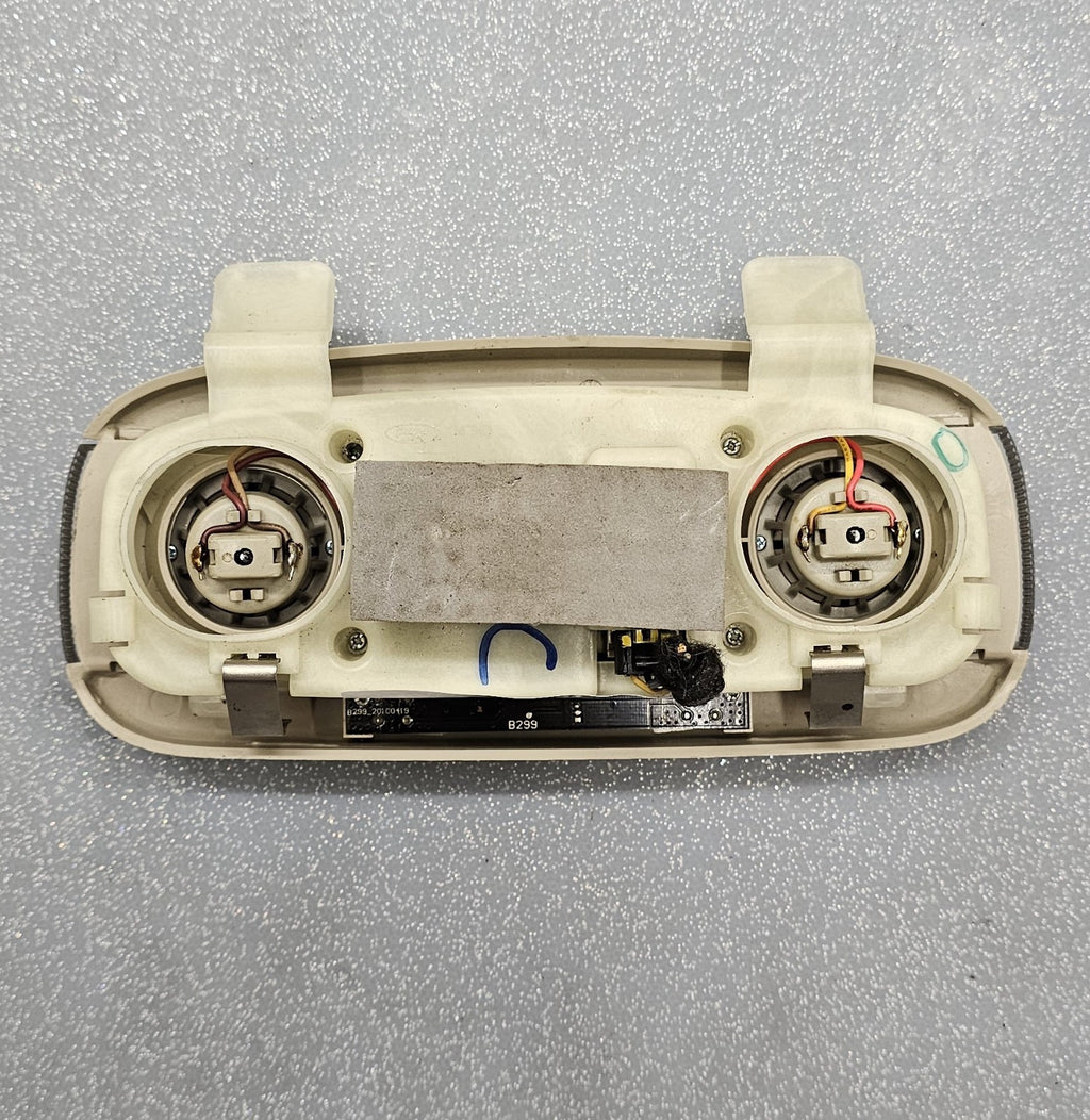🔥11-13 FORD FIESTA ROOF OVERHEAD CONSOLE DOME MAP LIGHT LAMP ASSEMBLY OEM TAN