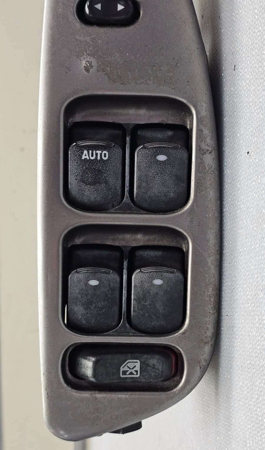 04-07 MALIBU LEFT DRIVER MASTER POWER WINDOW DOOR CONTROL SWITCH ASSEMBLY SILVER