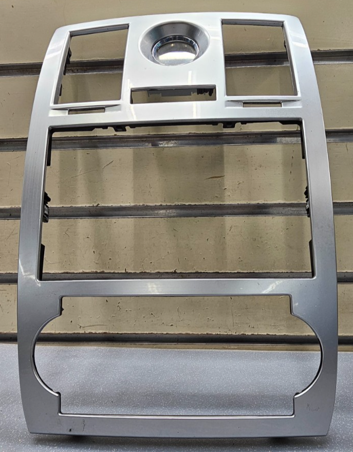 🔥05-07 CHRYSLER 300 CENTER DASH RADIO BEZEL CENTER TRIM PANEL SILVER OEM B16