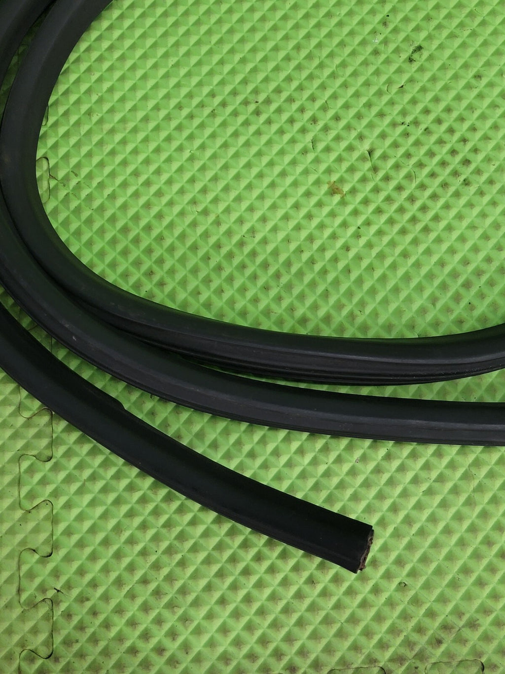 🔥07-14 Chevrolet Tahoe Rear Front Right Passenger Door Weatherstrip Seal Black