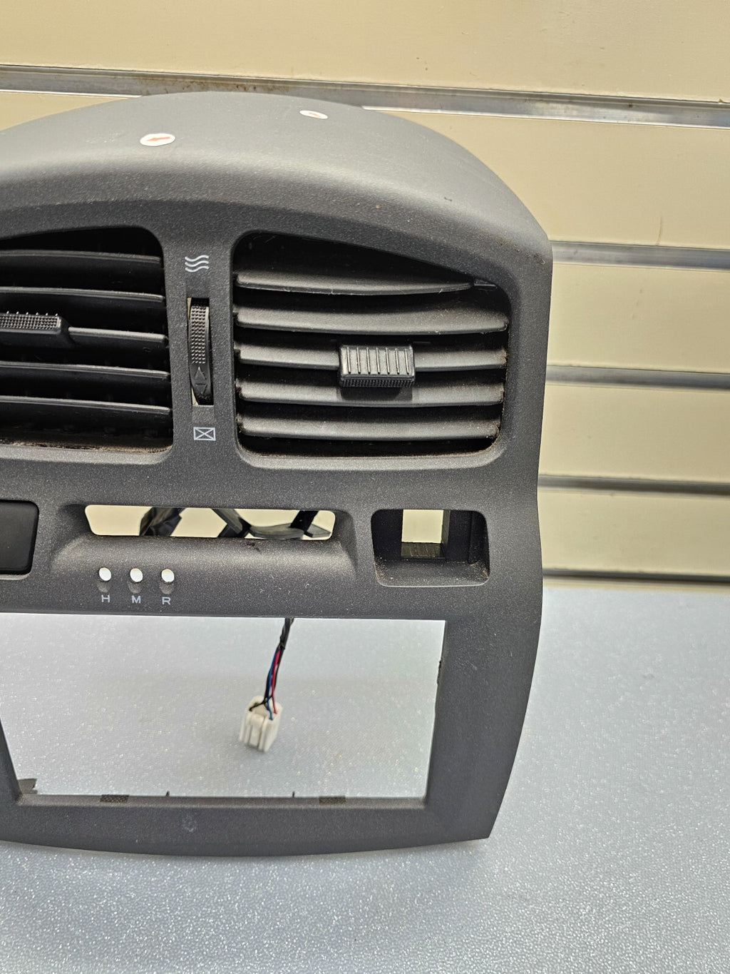 🔥01-06 HYUNDAI SANTA FE CENTER DASH AM FM RADIO STEREO TRIM PANEL BEZEL GRAY