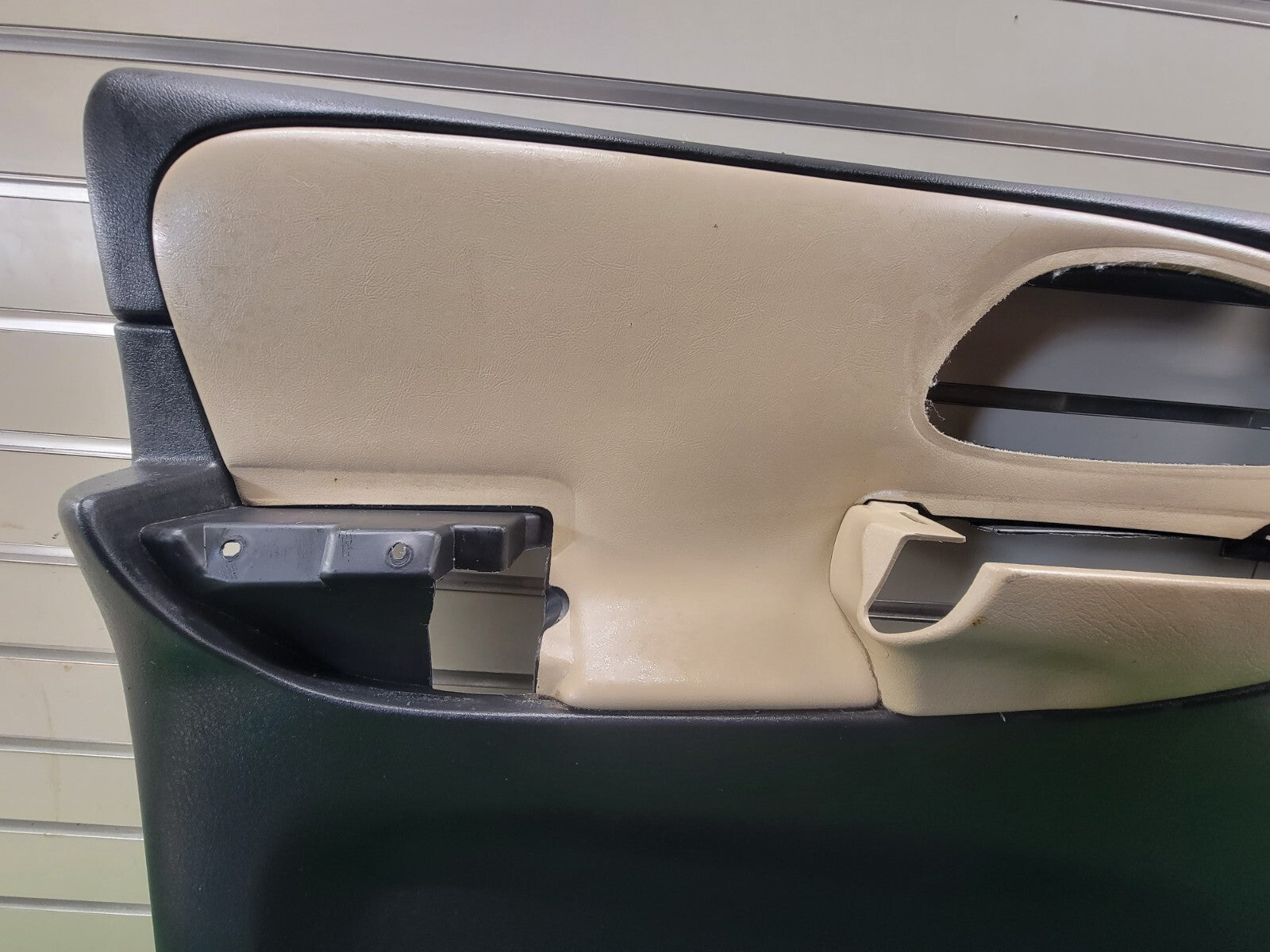 🔥2002-2009 CHEVY TRAILBLAZER Door Panel  Front LEFT DRIVER armrest BLACK/TAN D8