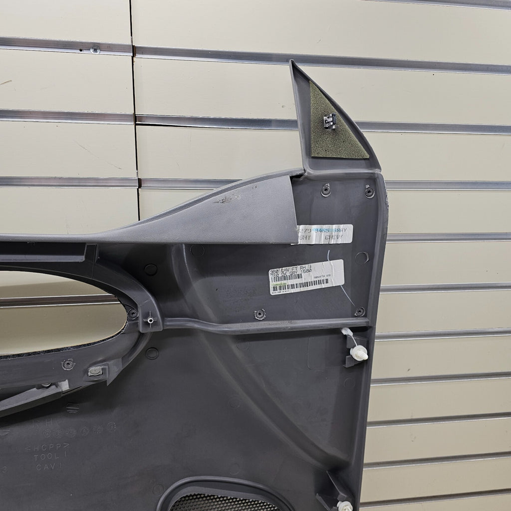 02-09 CHEVY TRAILBLAZER Door Panel  FrontRIGHT Passenger armrest GRAY -silver D8