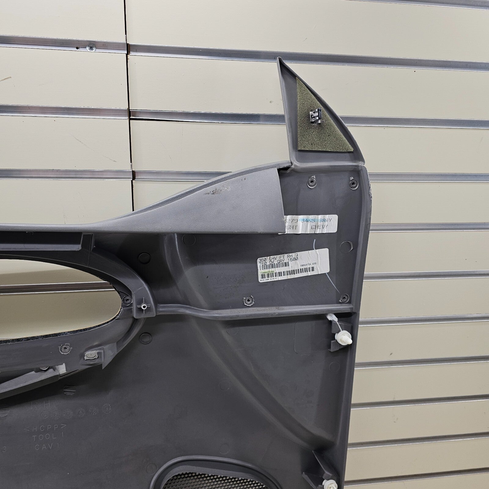 02-09 CHEVY TRAILBLAZER Door Panel  FrontRIGHT Passenger armrest GRAY -silver D8