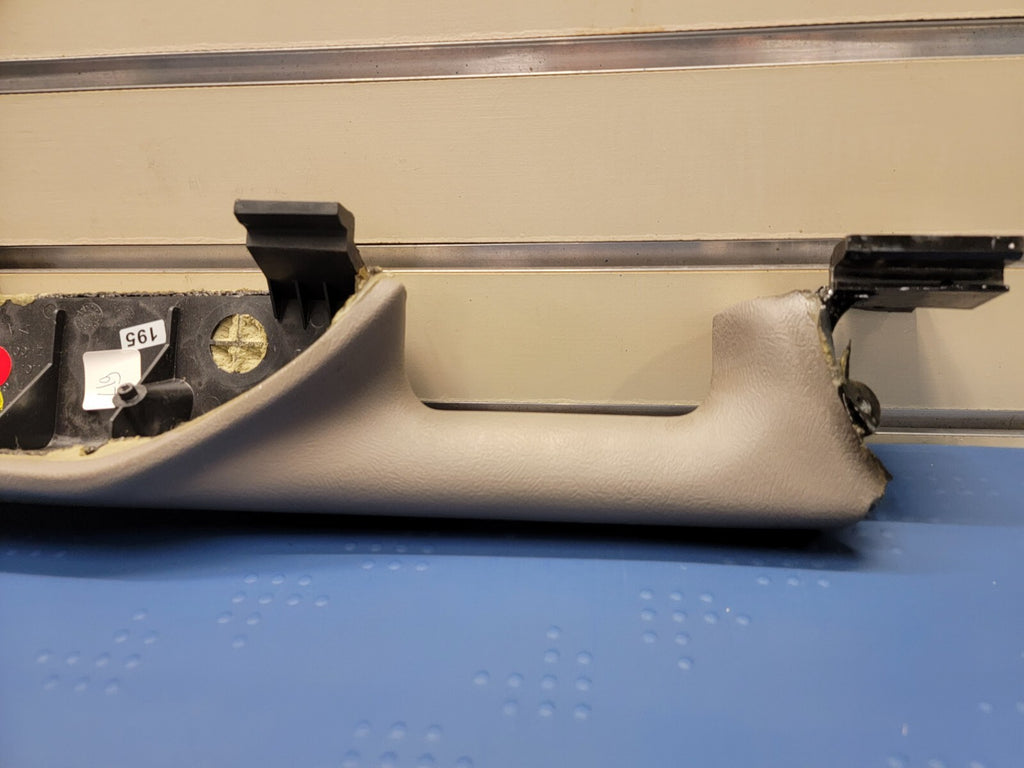 03-06 Silverado SIERRA TAHOE Door Panel ARMREST Front right Handle light gray H2