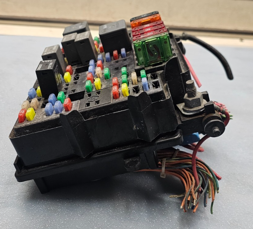 🔥99-02 Silverado Sierra Fuse Box Relay Junction Engine Integrated Power Module