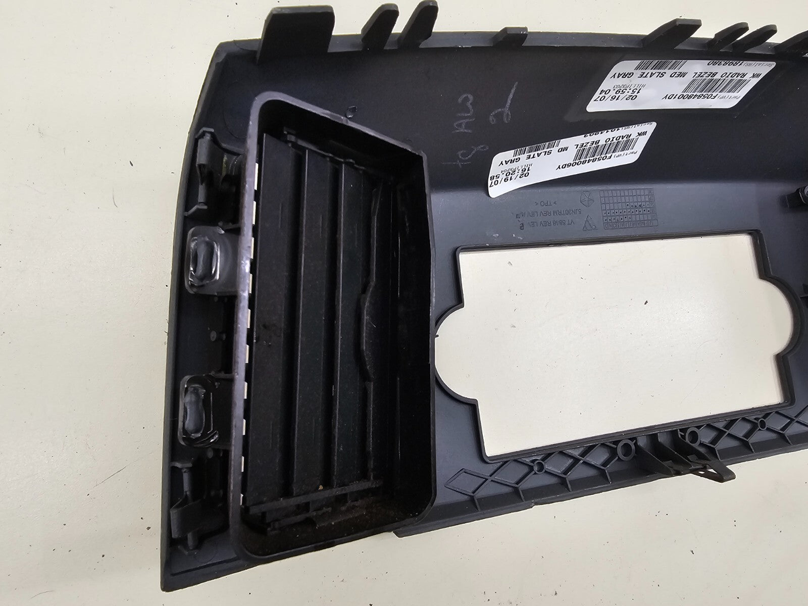 05-07 Jeep Grand Cherokee Center Radio Dash Bezel Trim Panel Surround Balck B30