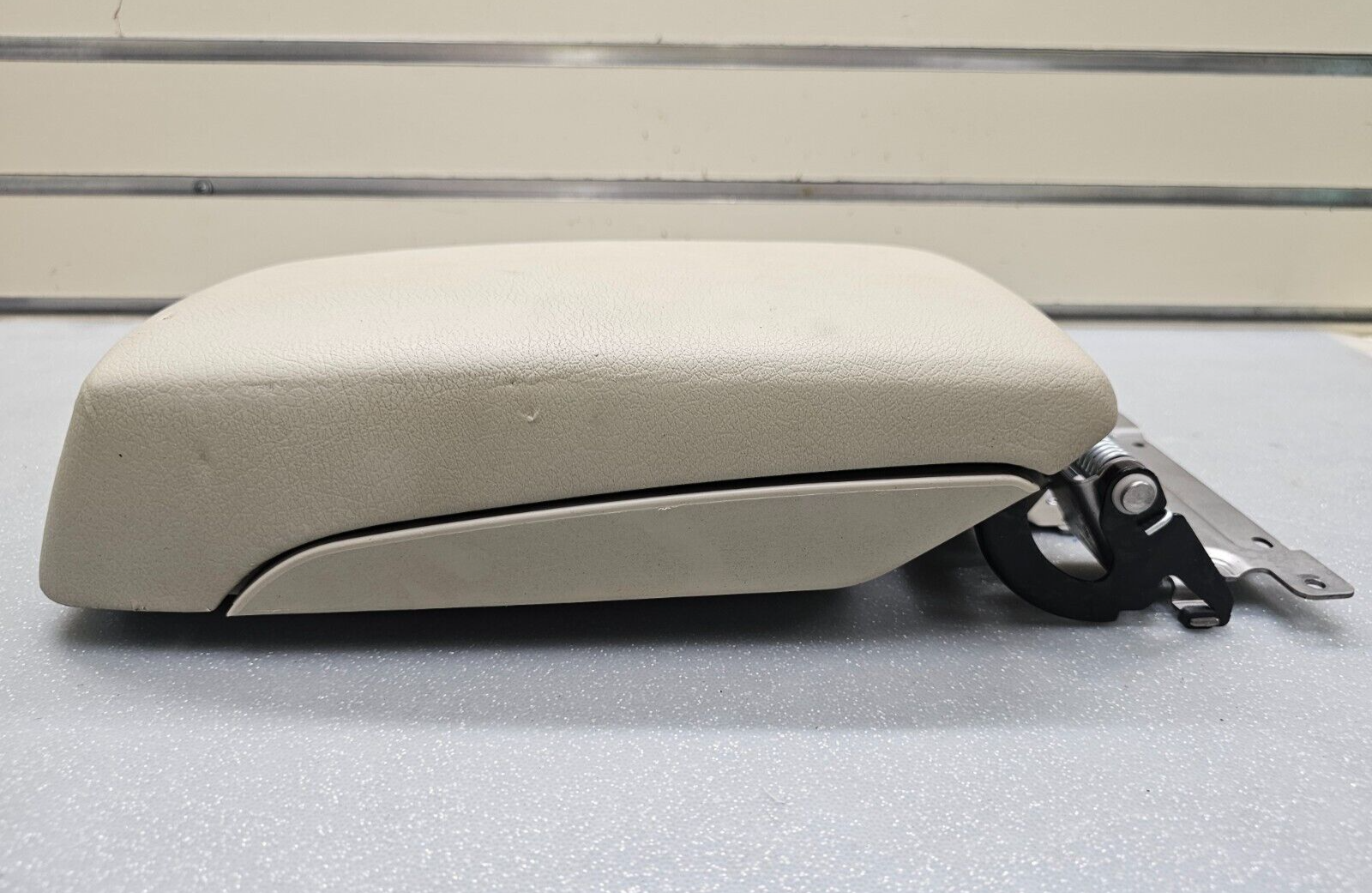 🔥10-14 LEGACY OUTBACK CENTER CONSOLE ARMREST LID COVER TOP PAD ASSEMBLY LT TAN