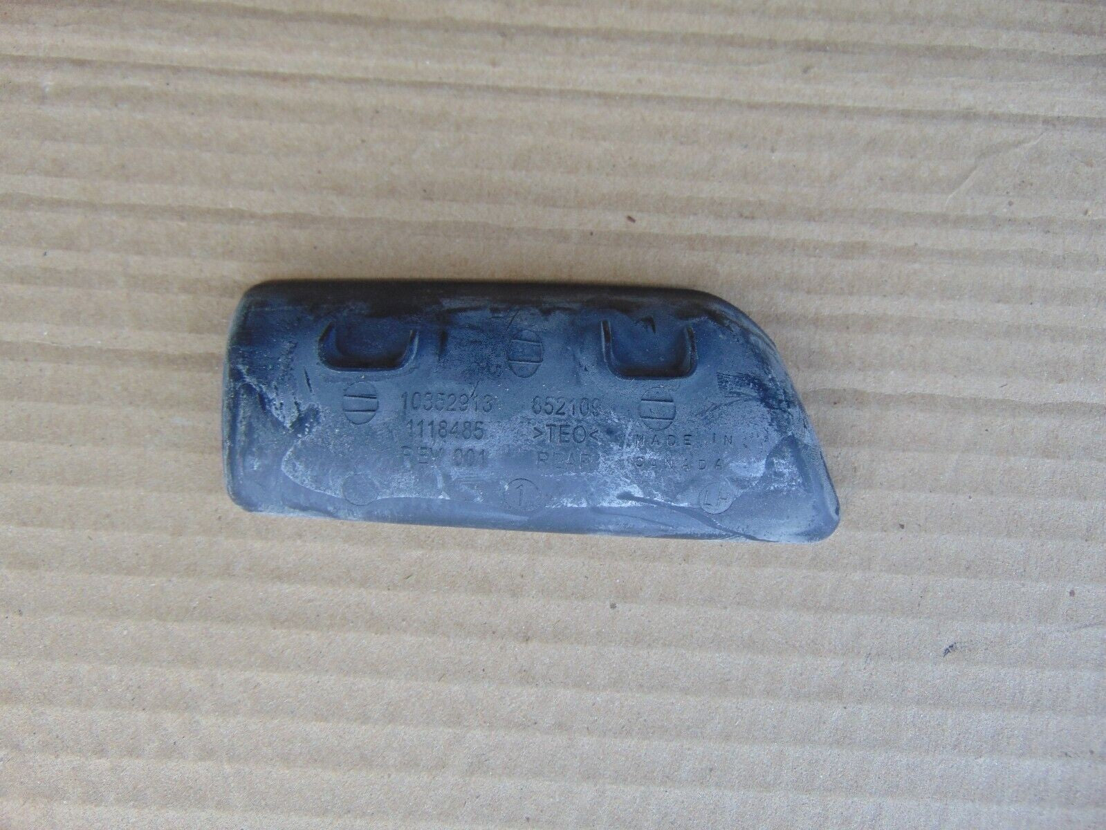 🔥06-13 CHEVROLET IMPALA DRIVER SIDE REAR DOOR PANEL PULL SCREW COVER 10352913