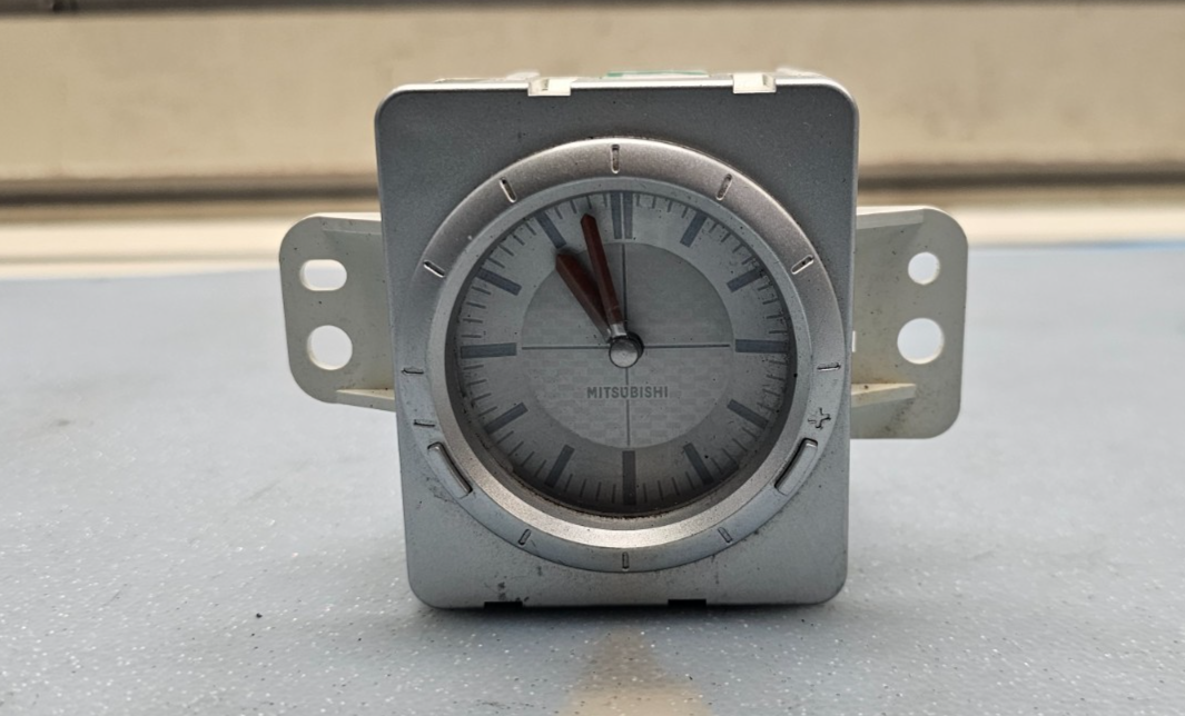 🔥2004 MITSUBISHI OUTLANDER Digital Clock Time Display SILVER