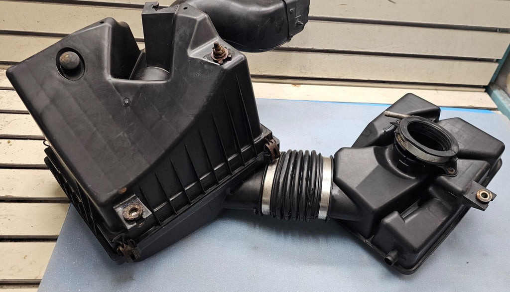 1999-2004 Jeep Grand Cherokee WJ 4.0 Air Cleaner Filter Box Connector Tube Hose