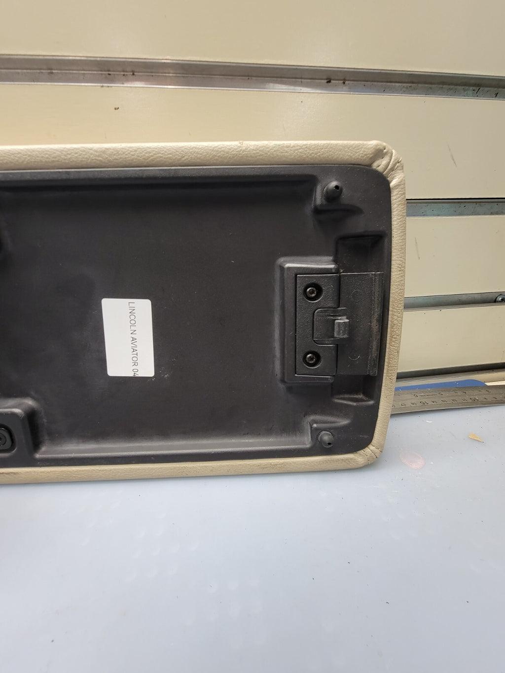 🔥2003-2005 LINCOLN AVIATOR CENTER CONSOLE LID ARMREST TAN