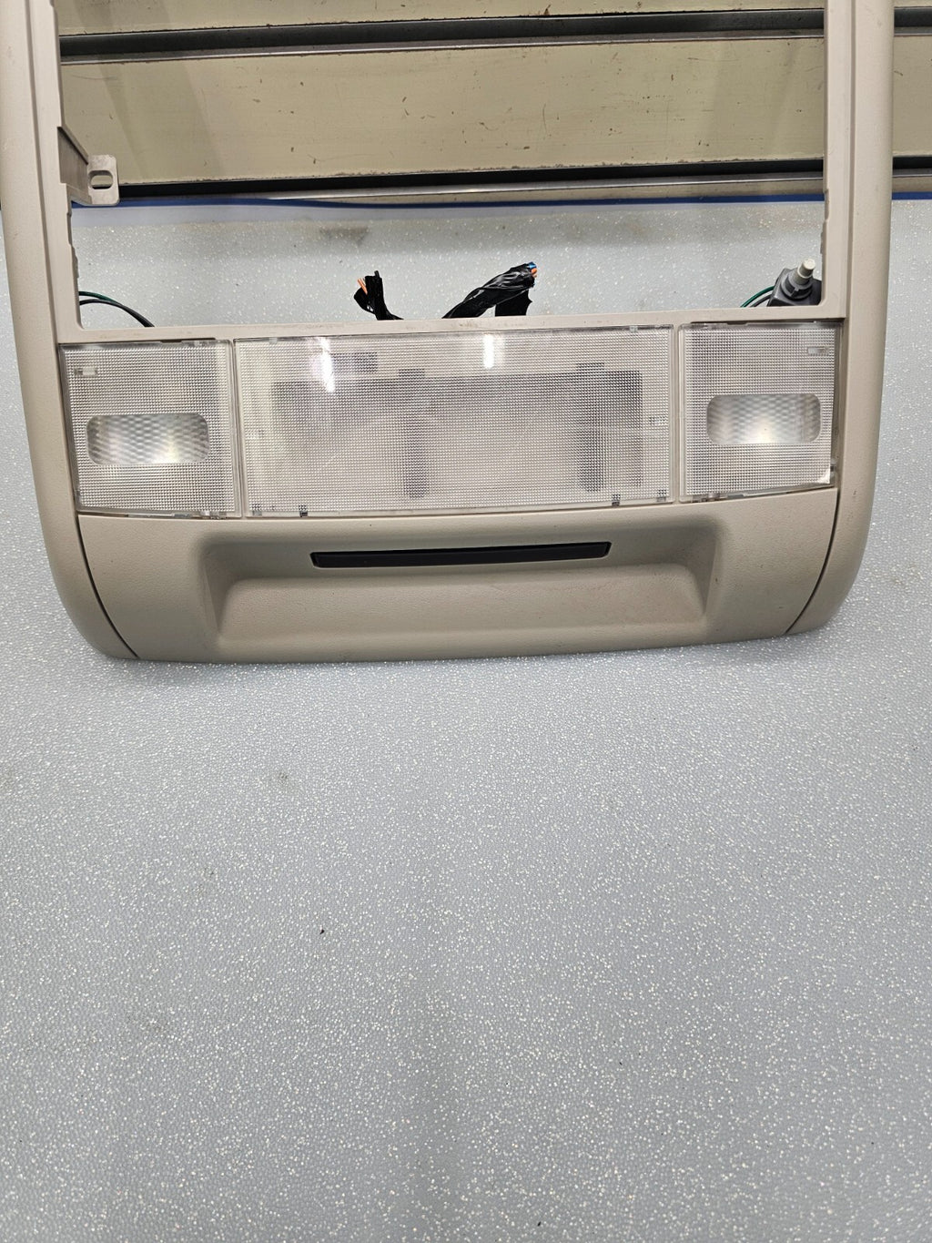 🔥07-14 Tahoe Yukon Escalade Overhead Monitor Console Panel Dome Map Light Gray