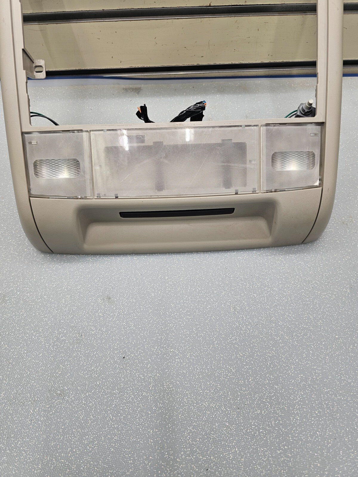 🔥07-14 Tahoe Yukon Escalade Overhead Monitor Console Panel Dome Map Light Gray