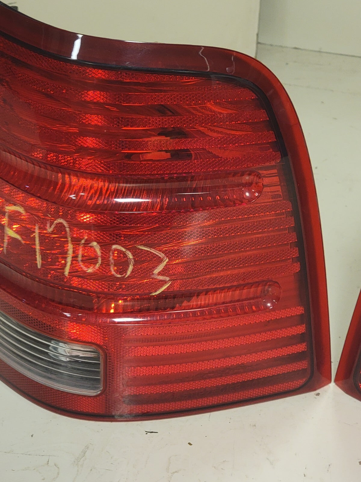 🔥2002-2005 Ford Explorer Tail Light Taillight Oem SET