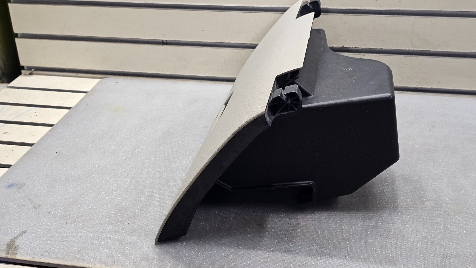 🔥08-10 GRAND CHEROKEE COMMANDER DASH GLOVE BOX COMPARTMENT LID ASSEMBLY TAN